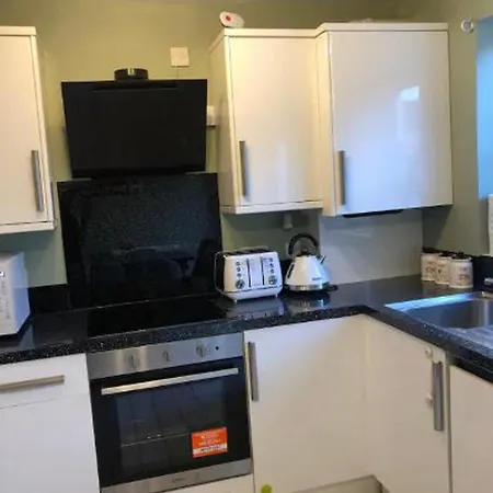 3 Bed House - Sleeps 6 - Garden - Parking