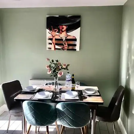 3 Bed House - Sleeps 6 - Garden - Parking *