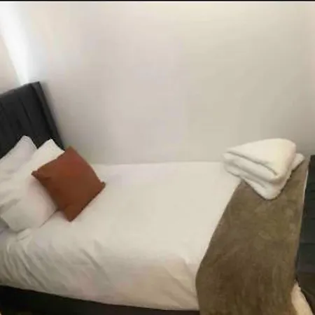 Ferienhaus 3 Bed House - Sleeps 6 - Garden - Parking *