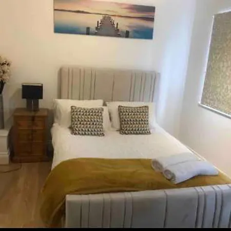 3 Bed House - Sleeps 6 - Garden - Parking Ferienhaus Bristol