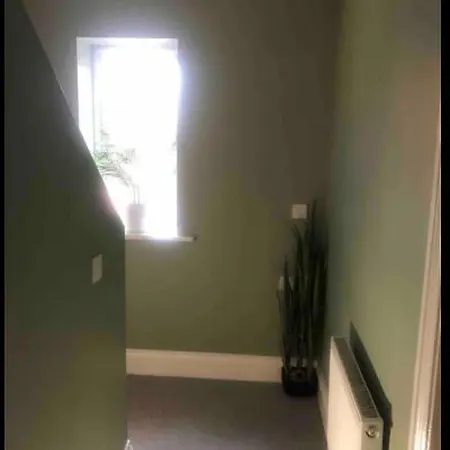 3 Bed House - Sleeps 6 - Garden - Parking *
