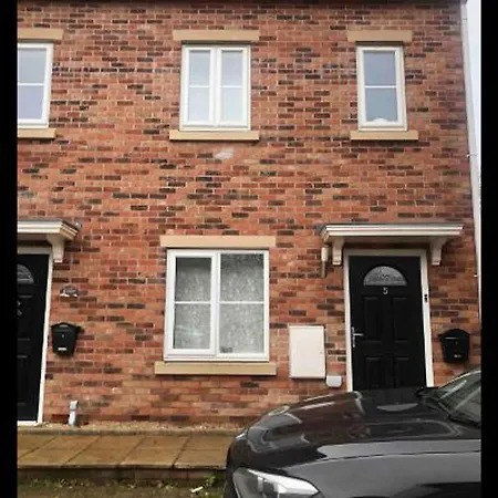 3 Bed House - Sleeps 6 - Garden - Parking