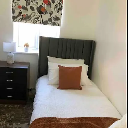 3 Bed House - Sleeps 6 - Garden - Parking Ferienhaus *