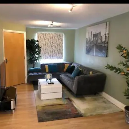 3 Bed House - Sleeps 6 - Garden - Parking Ferienhaus Bristol