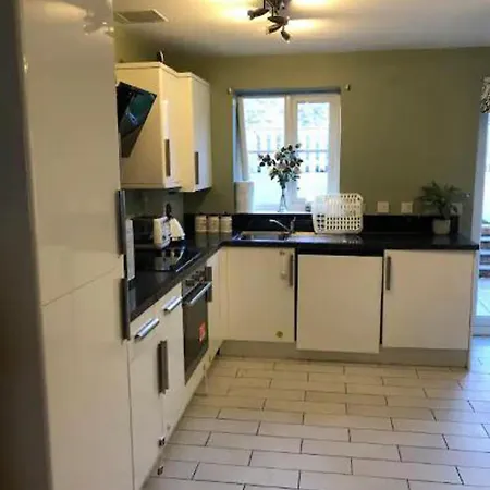 3 Bed House - Sleeps 6 - Garden - Parking *