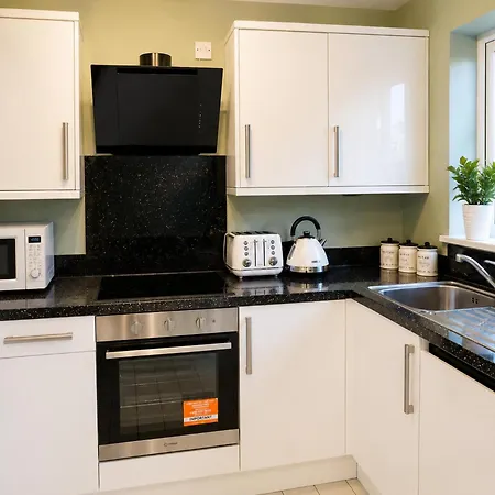 3 Bed House - Sleeps 6 - Garden - Parking *